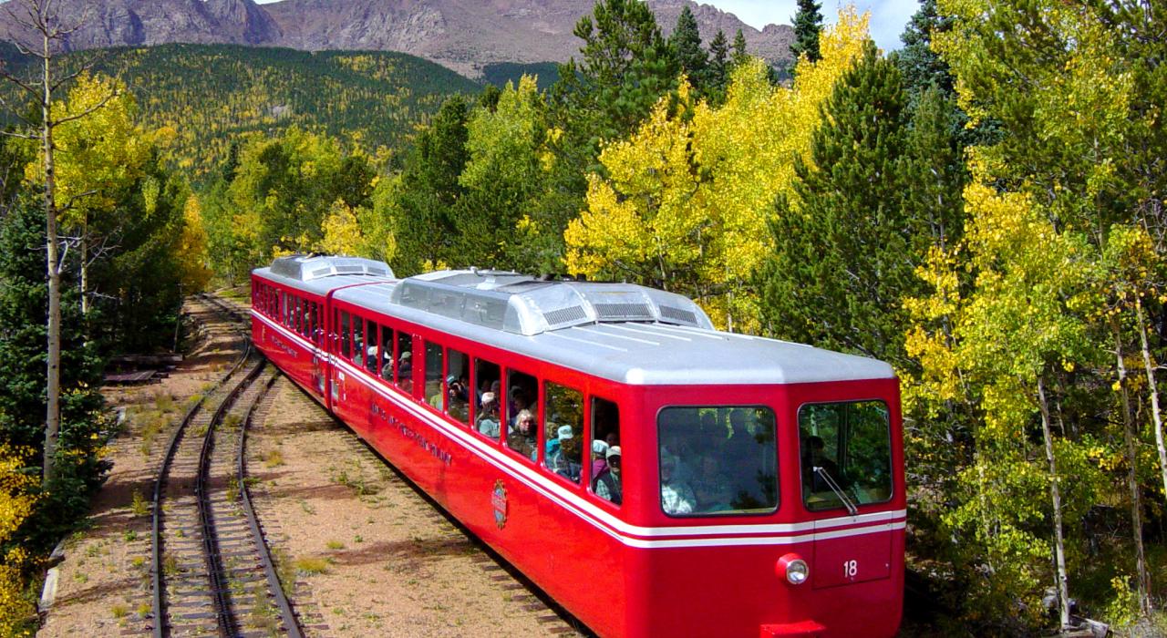 科罗拉多州的科罗拉多斯普林斯附近：布罗德莫派克峰齿轨铁路沿途的壮丽景观