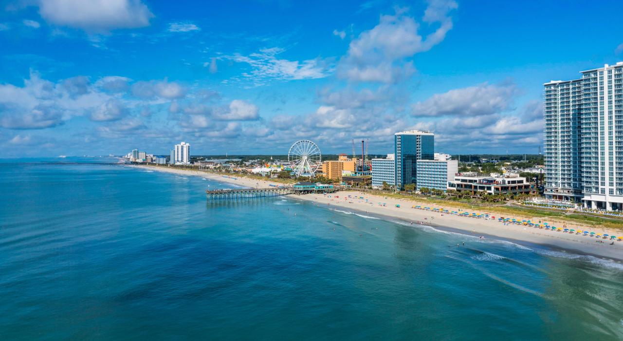 世界闻名的美特尔海滩码头 (Myrtle Beach Pier) 绵延至大西洋中 世界闻名的美特尔海滩码头 (Myrtle Beach Pier) 绵延至大西洋中