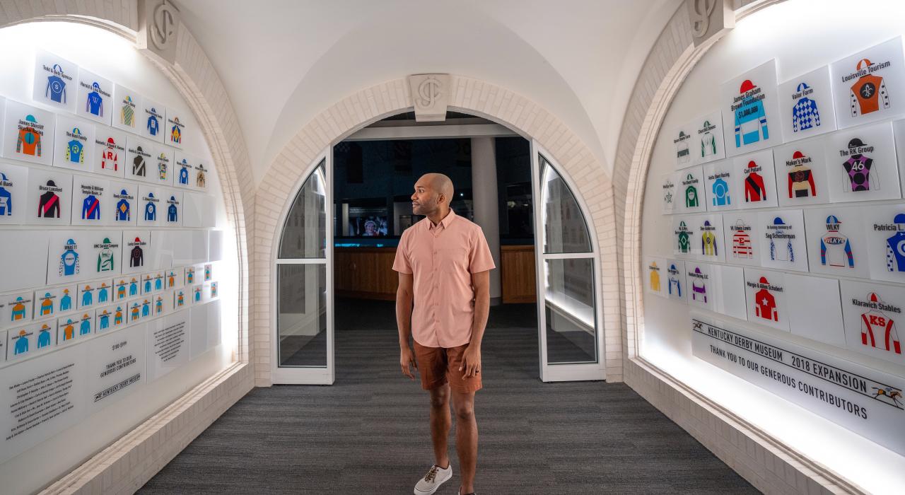 在肯塔基州路易维尔肯塔基赛马博物馆 (Kentucky Derby Museum) 观看展览