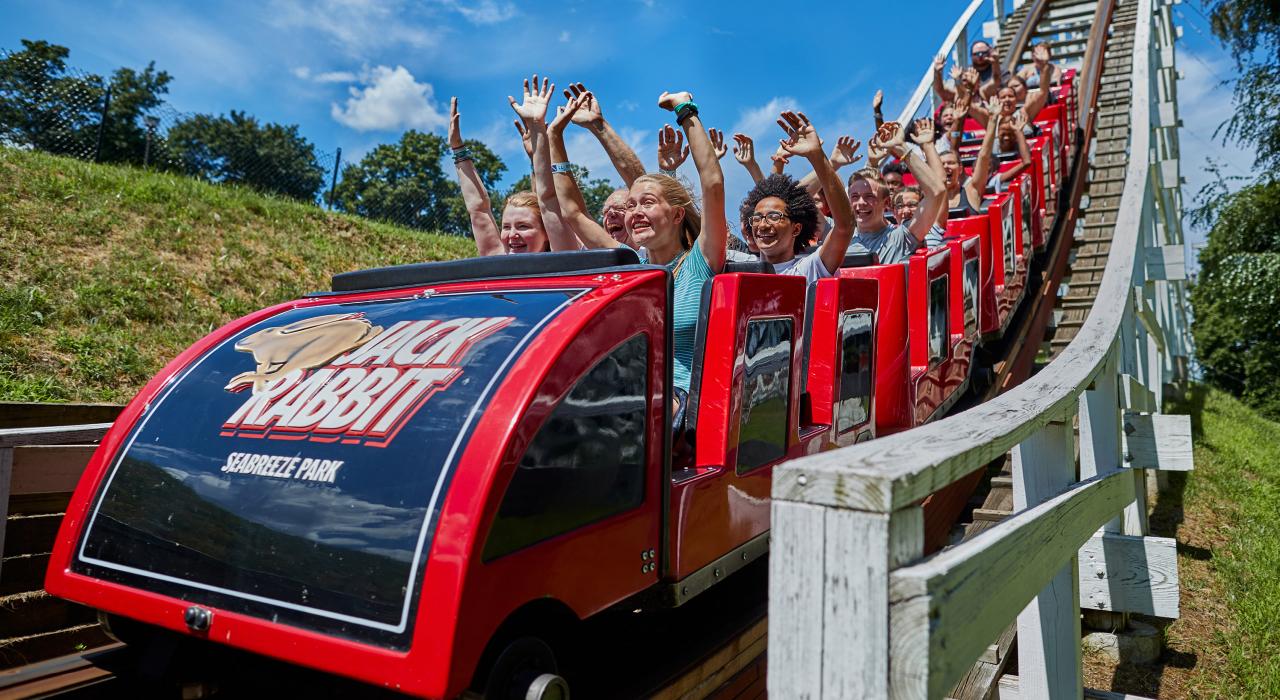 海风游乐园内惊险刺激的 Jack Rabbit 过山车，该过山车是全美持续运营时间最长的木质过山车