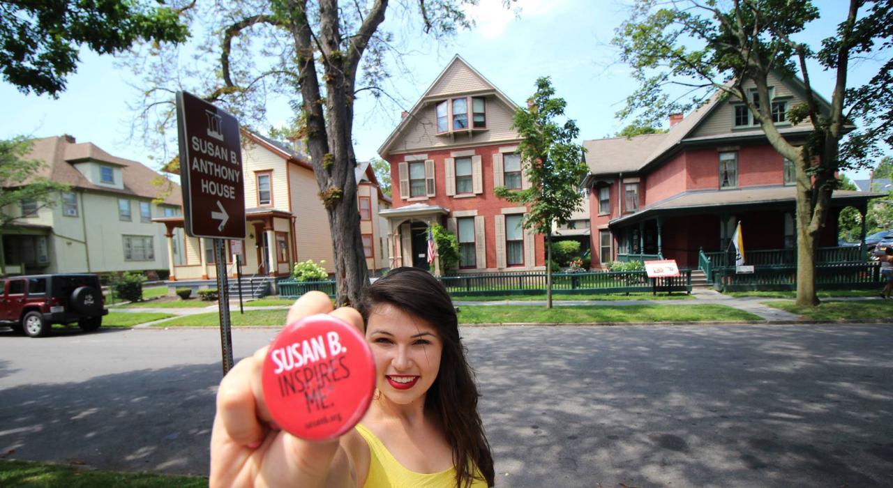 在参观历史悠久的苏珊·布朗内尔·安东尼故居期间展示纪念品