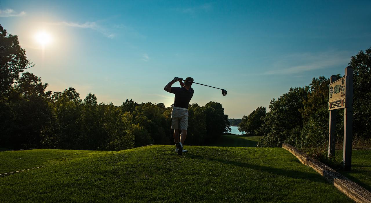 在马塞纳高尔夫乡村俱乐部球场挥杆，享受美好的一天
