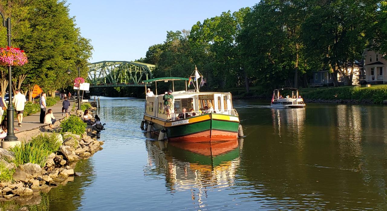 Sam Patch 号仿制客船正在伊利运河上行驶