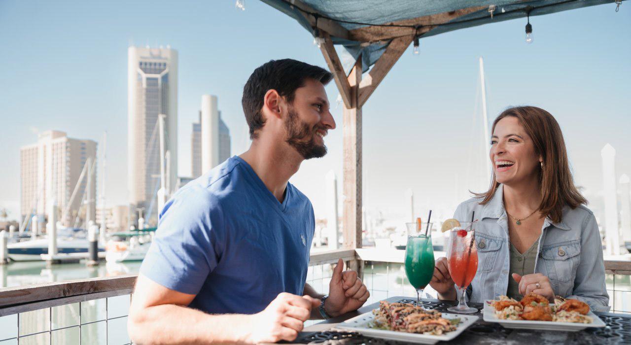 在哈里森镇 (Harrison) 码头的海湾享受水边用餐体验