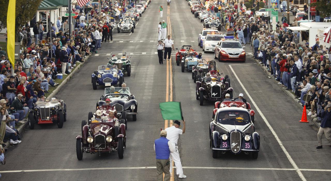 在一年一度的沃特金斯峡谷大奖赛汽车节期间，古董车在街道中穿行