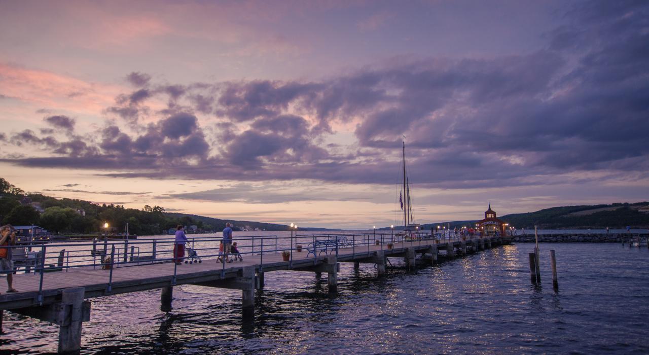 日落时分沿着塞内卡湖码头漫步