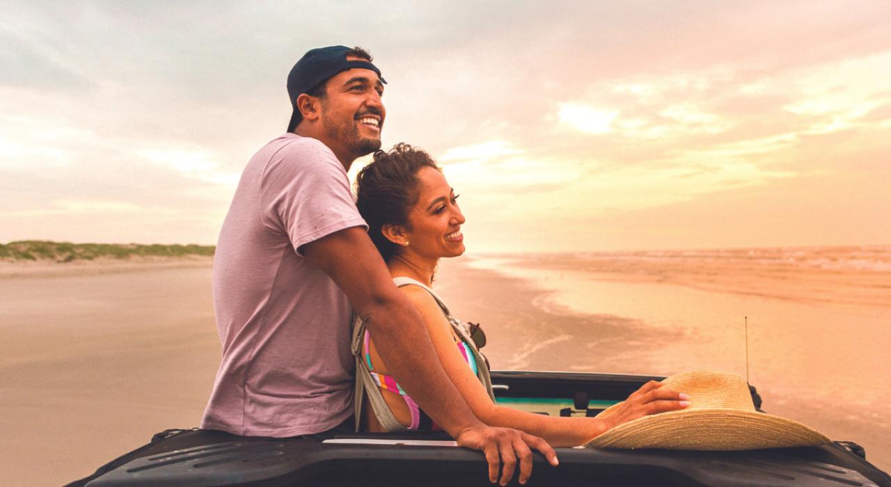 在日落时分游览马斯坦岛州立公园 (Mustang Island State Park)