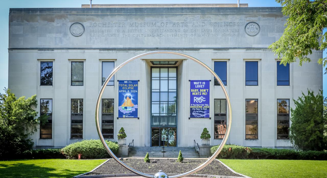 罗切斯特博物馆和科学中心外的现代艺术装置和修剪整齐的庭院