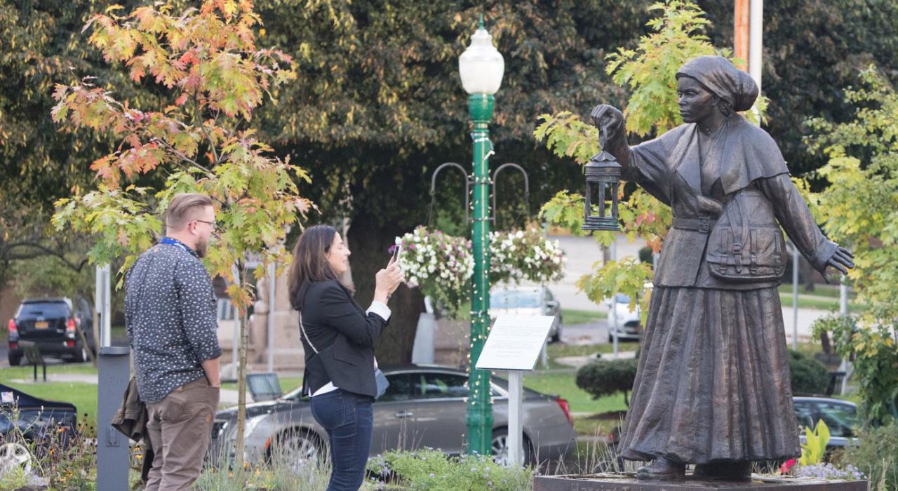 纽约州奥本平等权利遗产中心外的哈丽特·塔布曼雕像