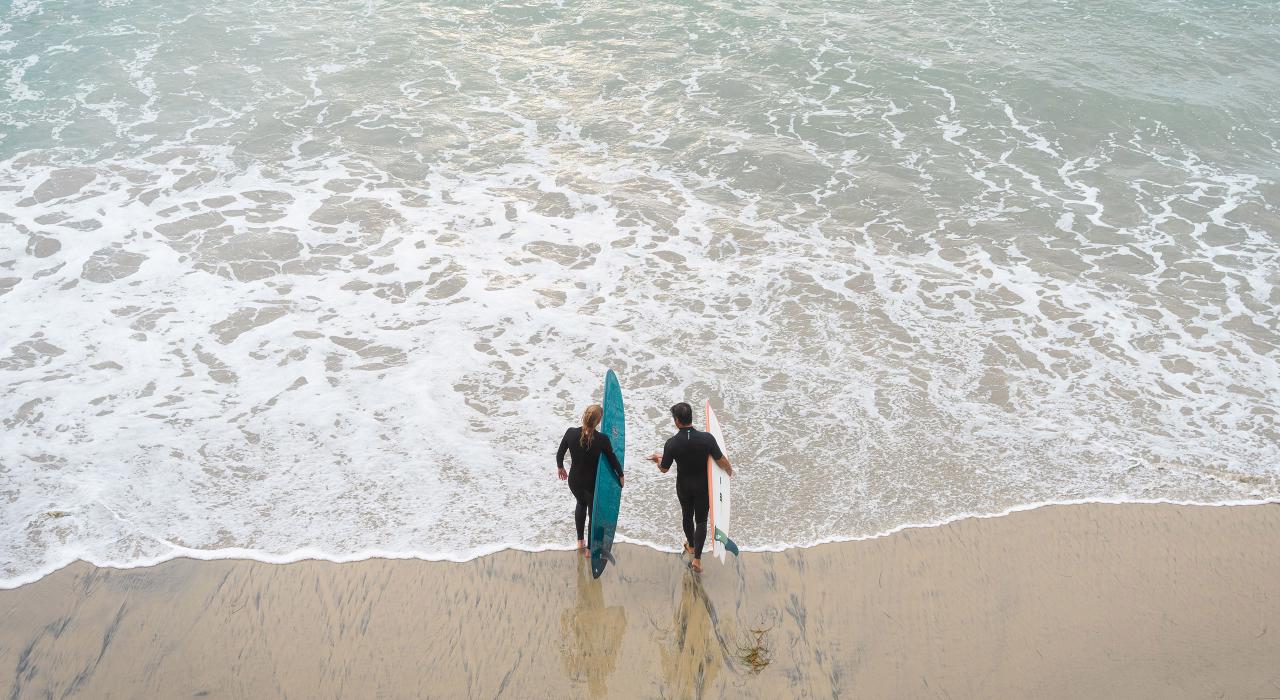 卡尔斯巴德海滩上的冲浪达人尽情追逐世界级海浪