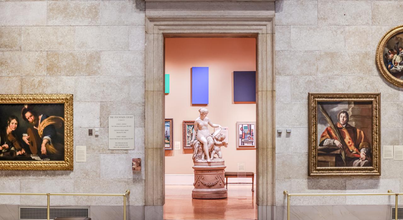 纪念艺术画廊的展厅内陈列着古代大师和现代艺术家的作品