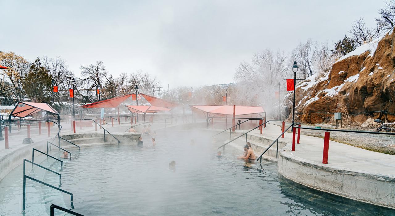 在爱达荷州熔岩温泉村内的露天温泉池舒缓身心