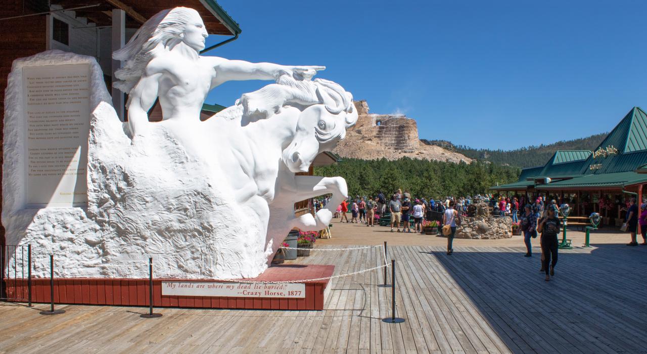 疯马纪念雕像俯瞰着南达科他州疯马镇的北美洲印第安人博物馆