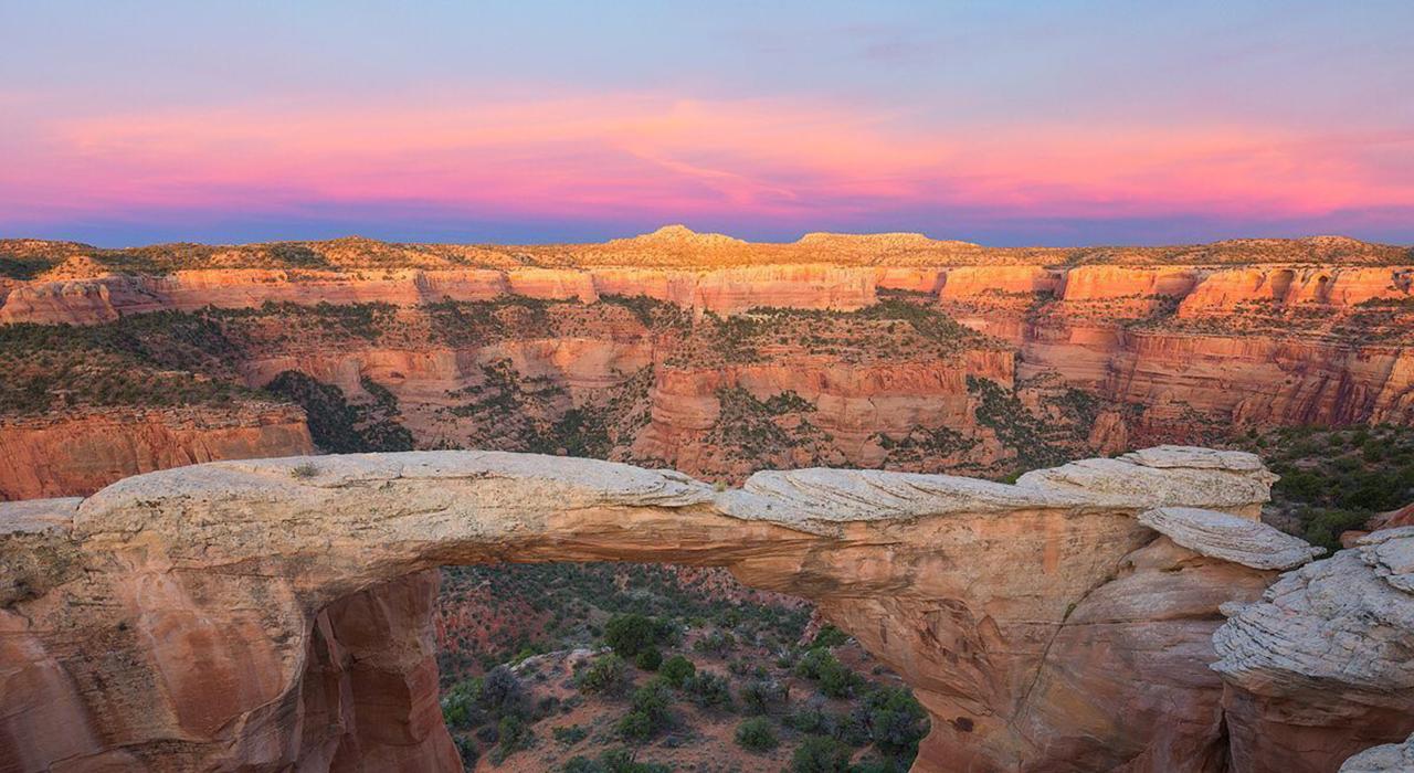 响尾蛇峡谷拱门 (Rattlesnake Canyon Arches) 映衬着绚烂日落 响尾蛇峡谷拱门 (Rattlesnake Canyon Arches) 映衬着绚烂日落