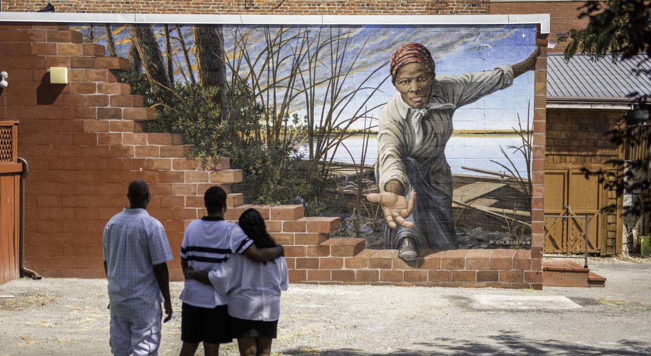 全家人在马里兰州多切斯特县欣赏迈克尔·罗萨托绘制的哈丽特·塔布曼壁画