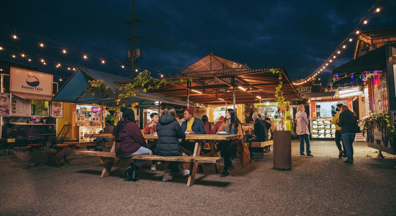 在城中一处著名的美食餐车点,品尝各类美食 在城中一处著名的美食餐车点,品尝各类美食