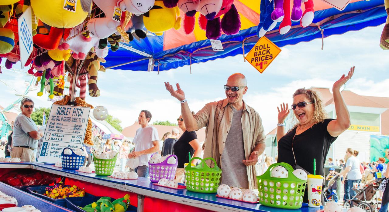 在约克一年一度的宾州集市上玩嘉年华游戏