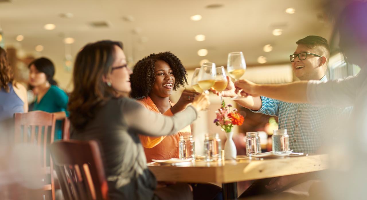 朋友们在 Red Haven 农场直运餐厅举杯共饮