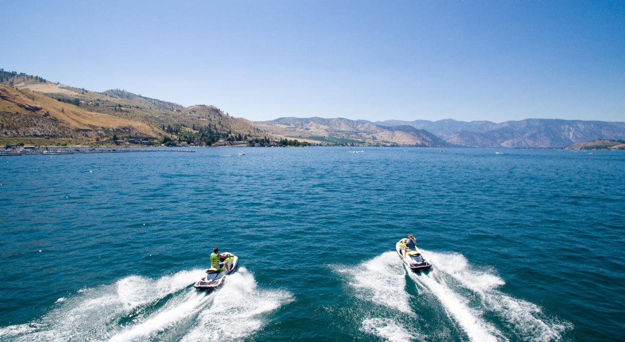 在华盛顿州奇兰湖，骑乘水上摩托