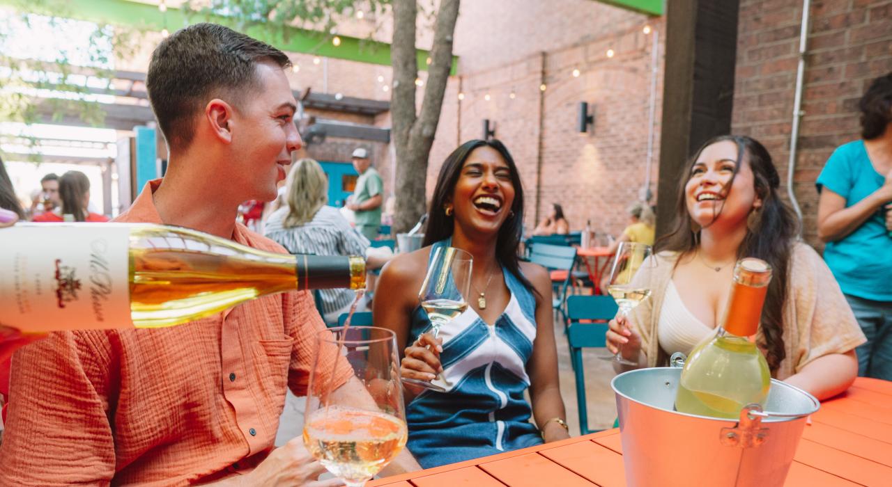 在 McPherson Cellars 酿酒厂的露台上品味当地佳酿