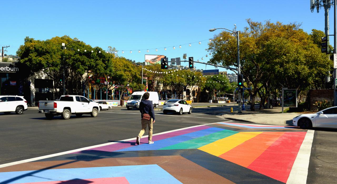 在圣莫尼卡和圣维森特大道交叉路口处的 Pride Inclusive 人行道 在圣莫尼卡和圣维森特大道交叉路口处的 Pride Inclusive 人行道