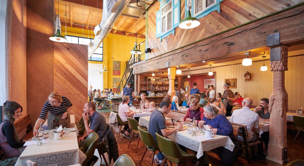 在宽敞明亮的 Kachka 餐厅里享用俄式佳肴 在宽敞明亮的 Kachka 餐厅里享用俄式佳肴