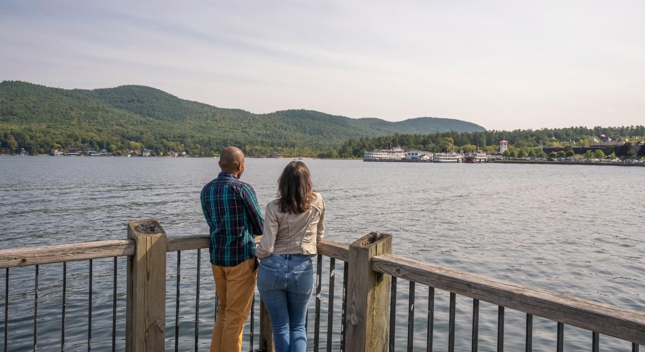 在纽约州乔治湖镇的乔治湖上欣赏湖面风光