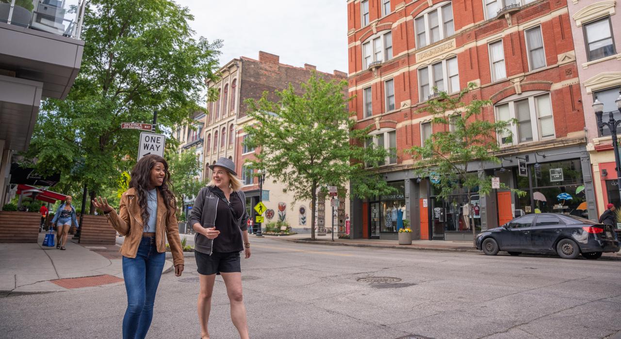 徒步游览俄亥俄州辛辛那提历史悠久的越莱茵河街区