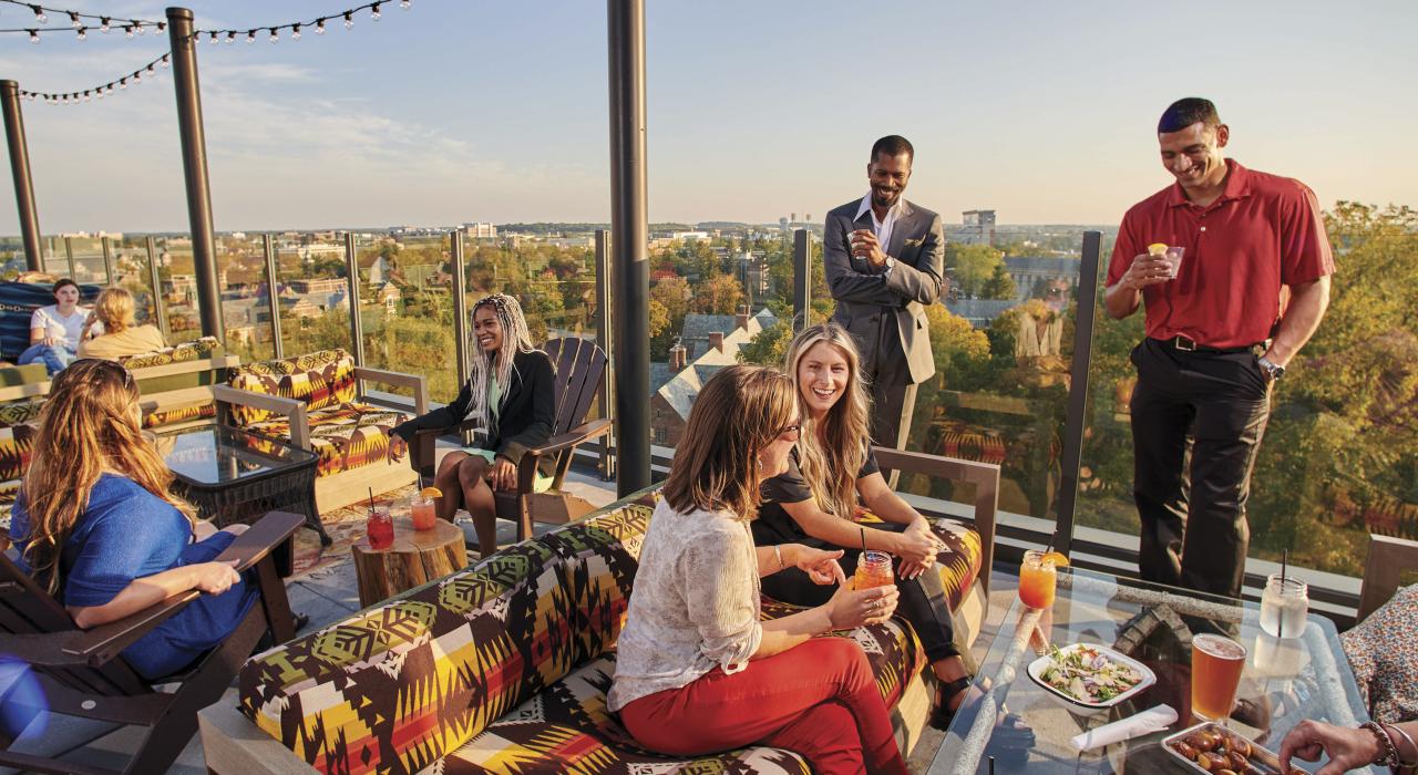 伴着兰辛美景，在 Graduate Rock Bar 品尝手工调制的鸡尾酒