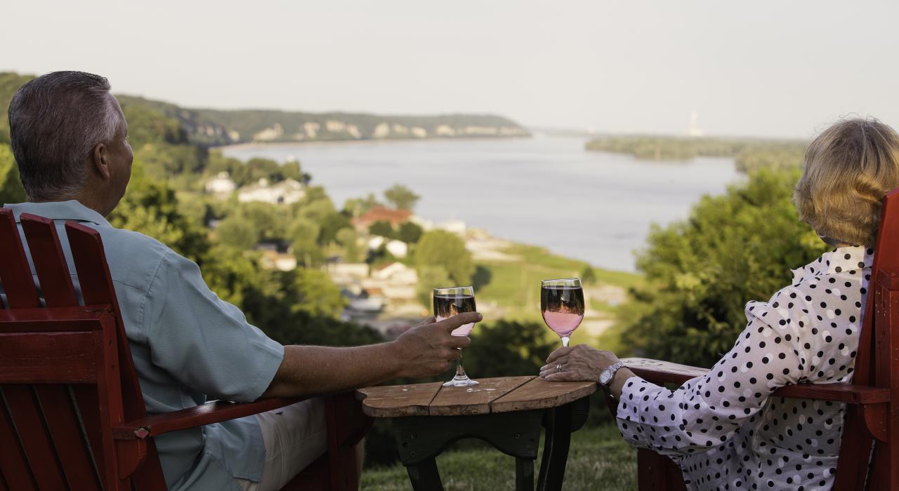 伊利诺伊州格拉夫顿大河国家风景道路汇合点的 Tara Point Inn 酒店