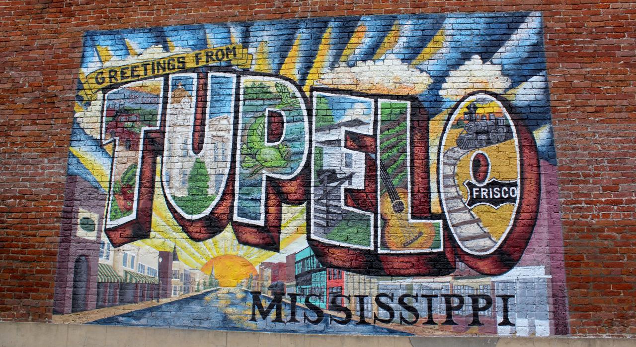 图珀洛主街旁色彩缤纷的壁画装饰