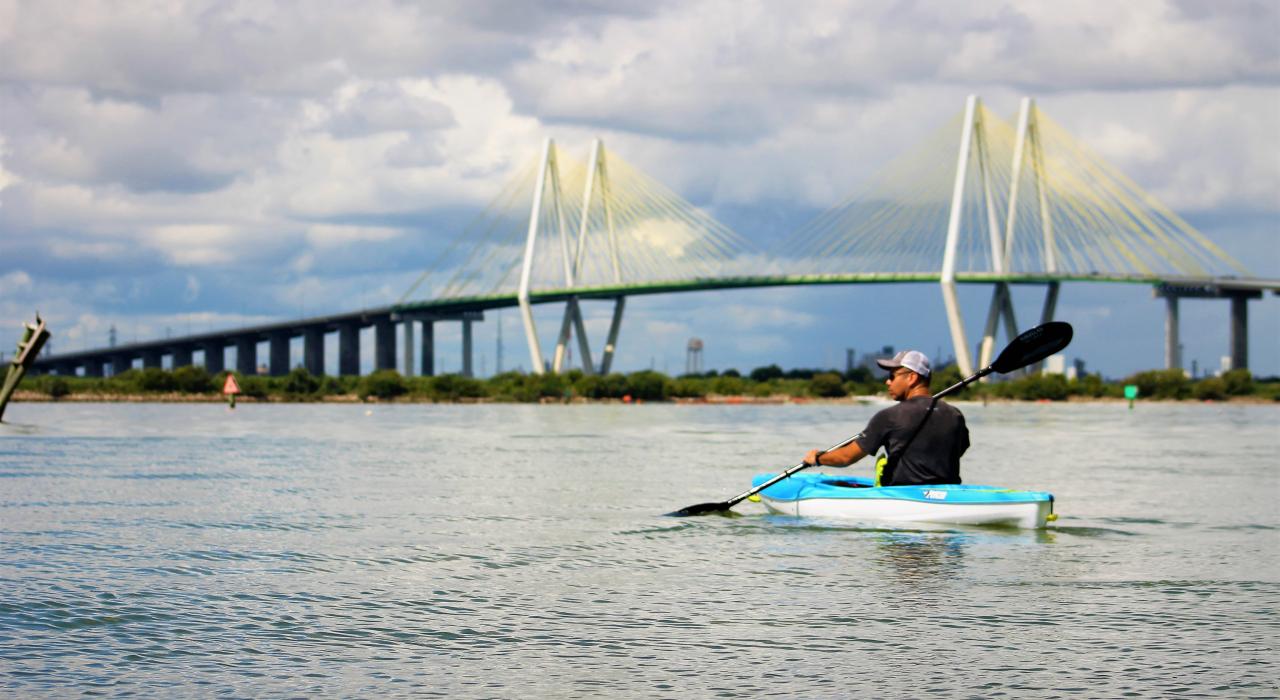 在德克萨斯州贝敦的 Crystal Bay 湾划皮艇