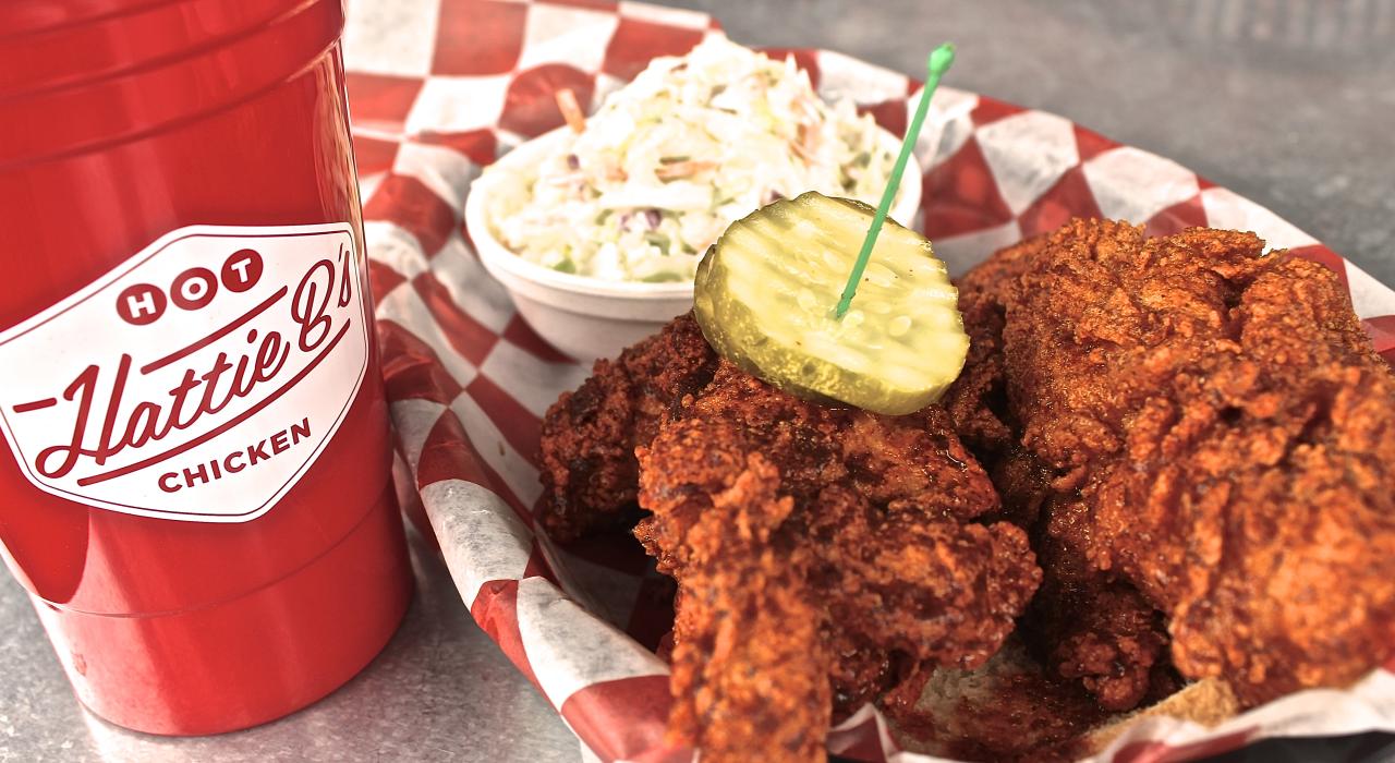 当地餐厅 Hattie B's Hot Chicken 供应的美味纳什维尔辣味炸鸡 当地餐厅 Hattie B's Hot Chicken 供应的美味纳什维尔辣味炸鸡