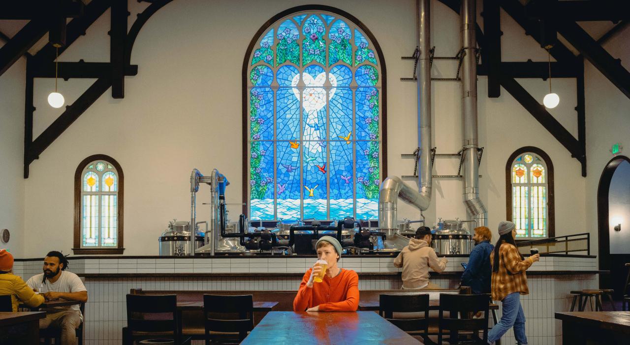 在 Steeplejack Brewing Company 啤酒厂一品当地佳酿 在 Steeplejack Brewing Company 啤酒厂一品当地佳酿