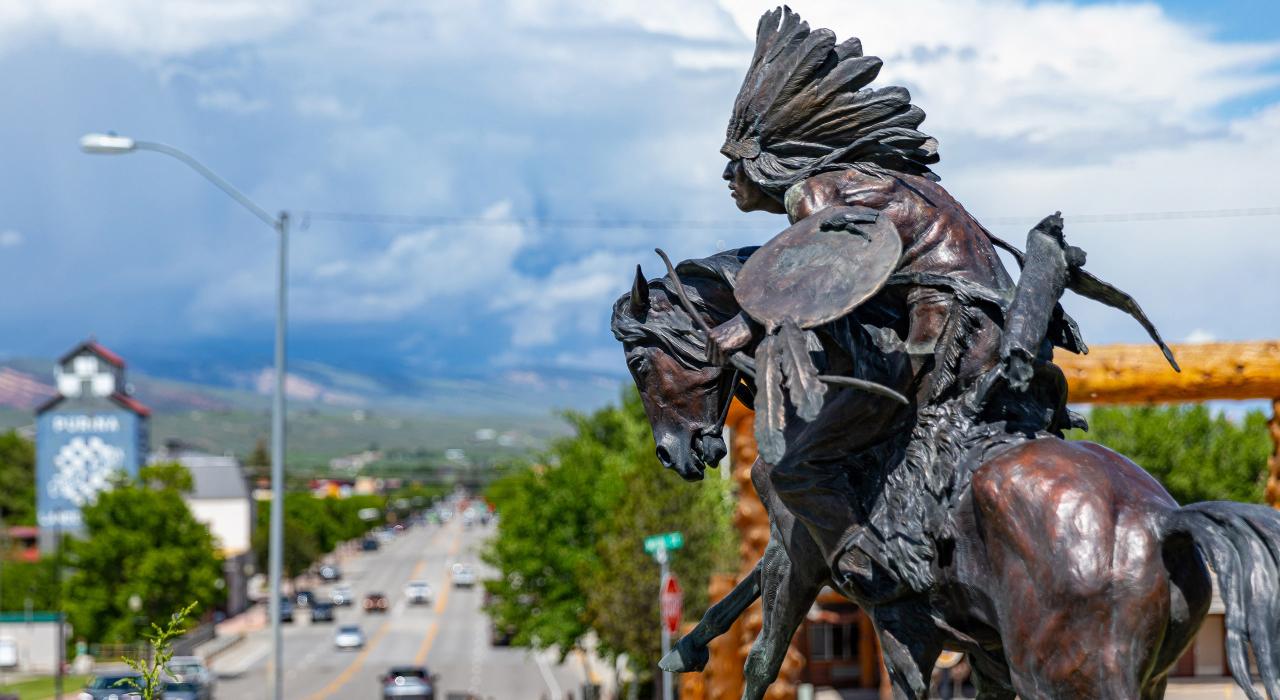 艺术家 Ken Payne 创作的雕塑作品 Dust of the Fur Trade 迎接到访兰德的游客