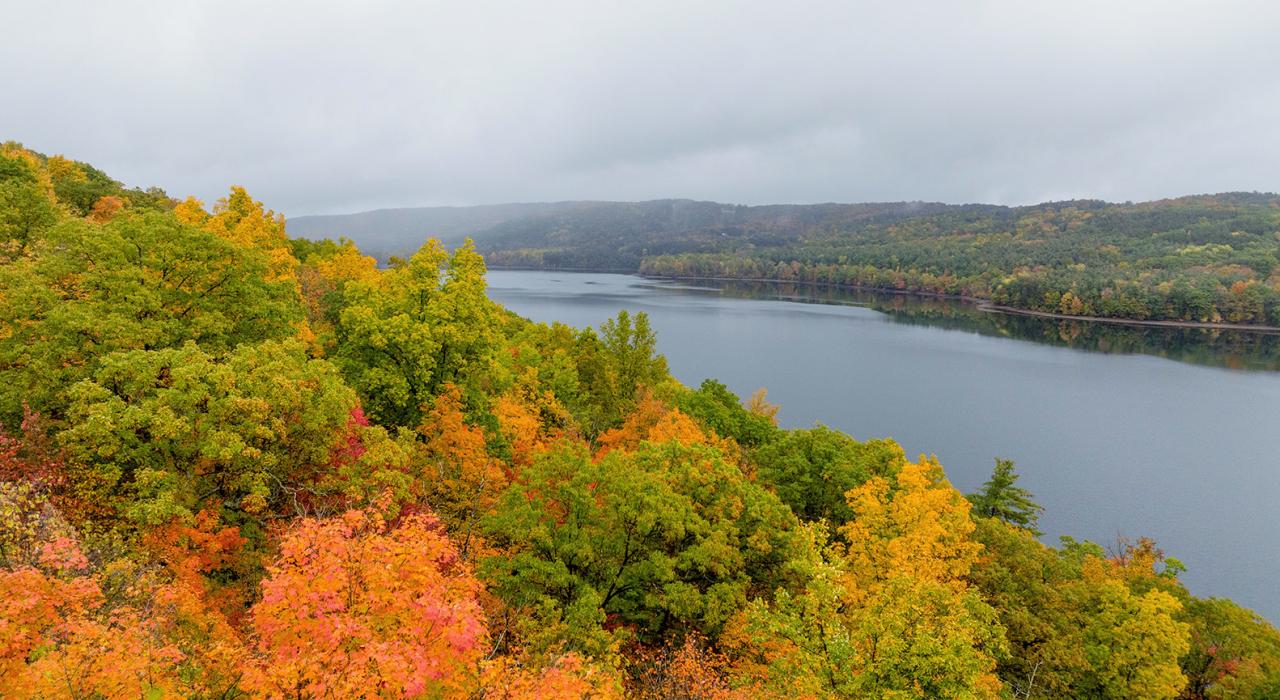 纽约罗切斯特凯纳迪斯湖 (Canadice Lake) 的秋日景色