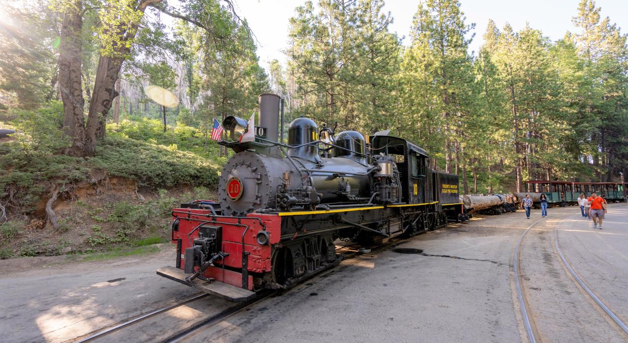 沿着优胜美地山兰伯氏松铁路，游客可以穿越加利福尼亚州奥克赫斯特附近的塞拉国家森林 (Sierra National Forest)