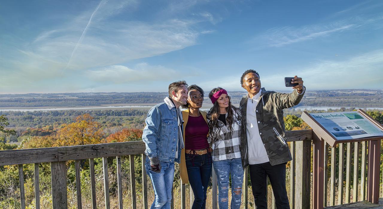在伊利诺伊州格拉夫顿的马奎特神甫州立公园，与静静流淌的伊利诺伊河来张自拍