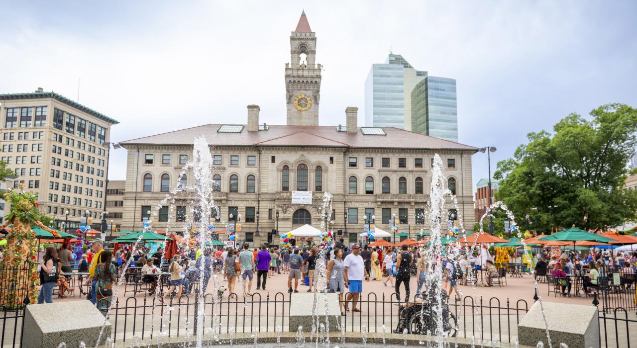 马萨诸塞州伍斯特市政厅前的庆典