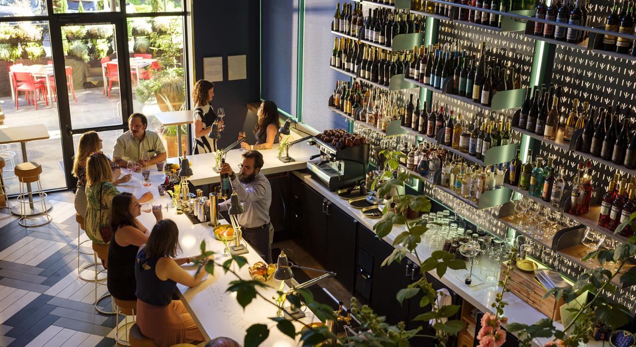 俄勒冈州波特兰市 Enoteca Nostrana 葡萄酒酒吧的顾客