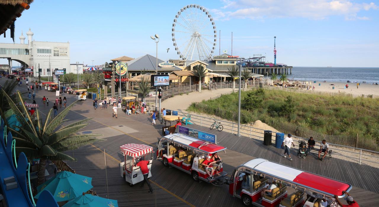 乘坐大西洋城木板道沿线的有轨电车