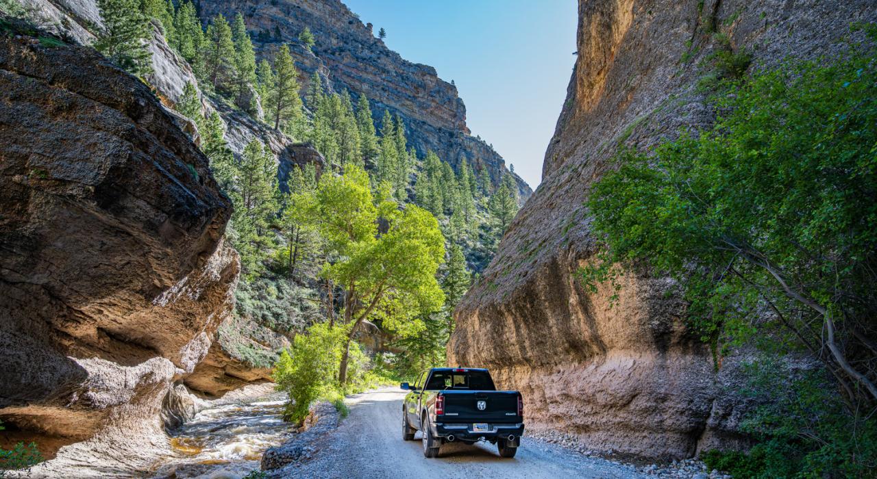 驾车穿越比格霍恩国家森林中瑰丽的 Crazy Woman Canyon 峡谷
