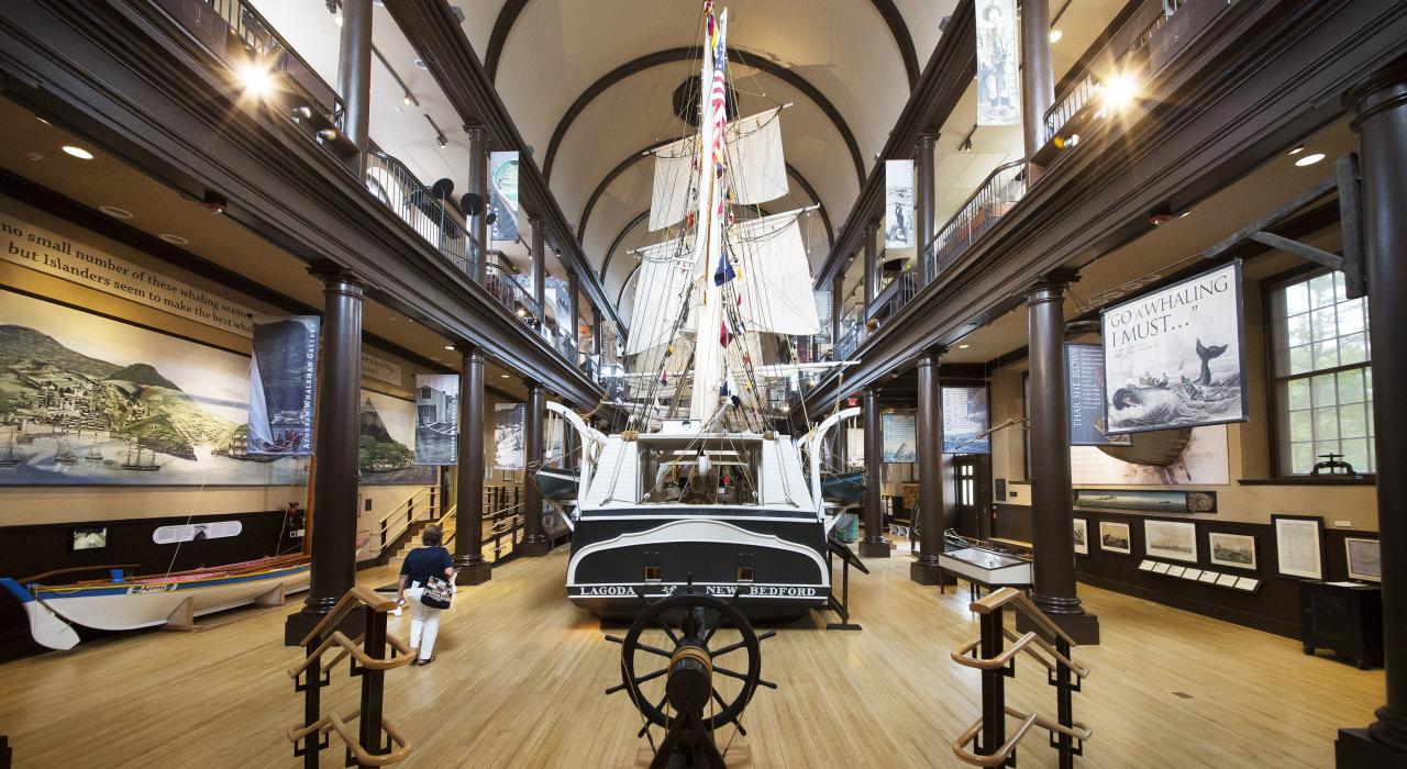 马萨诸塞州新贝德福德的新贝德福德捕鲸博物馆展出的巨型船只