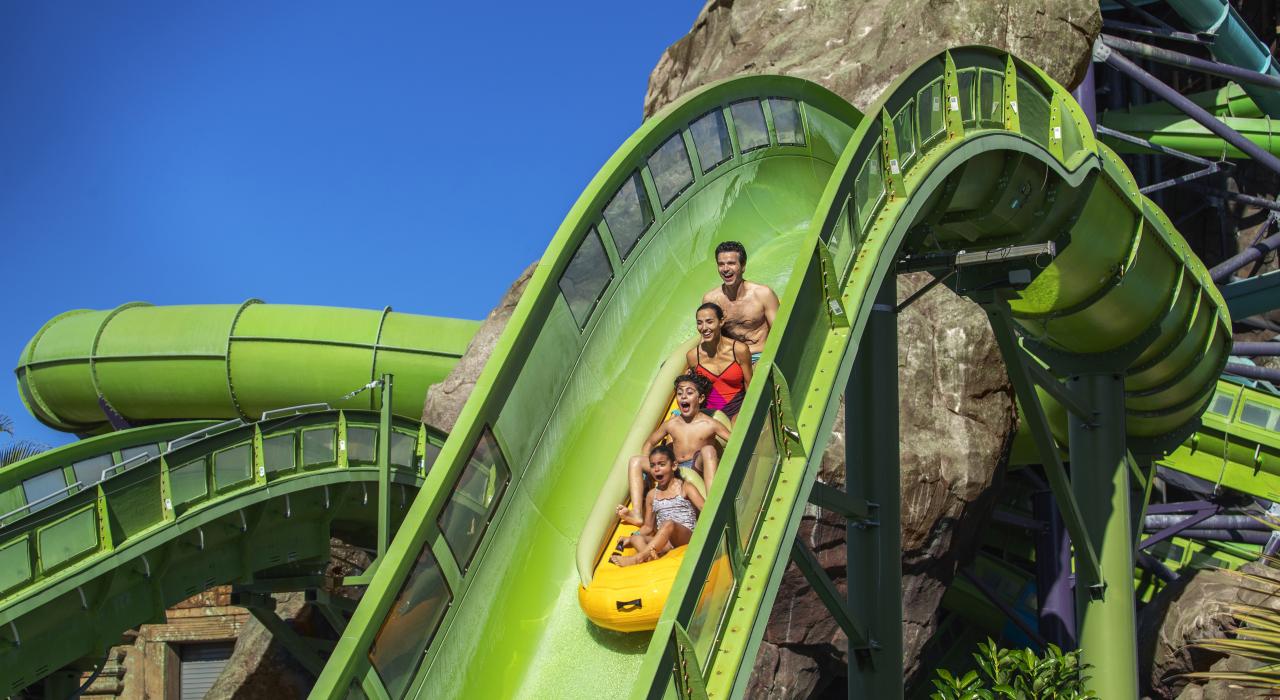 在环球影城火山湾 (Volcano Bay) 的喀拉喀托水上过山车 (Krakatau Aqua Coaster) 上尽情驰骋