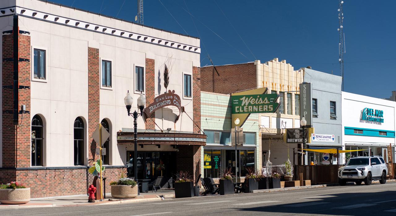 阿拉莫萨市中心的装饰艺术建筑令人想起小镇的昔日时光