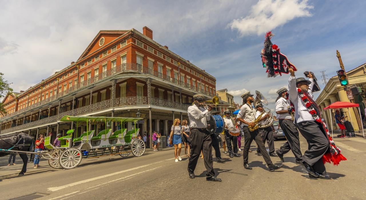 “第二线”游行穿越路易斯安那州新奥尔良的法国区