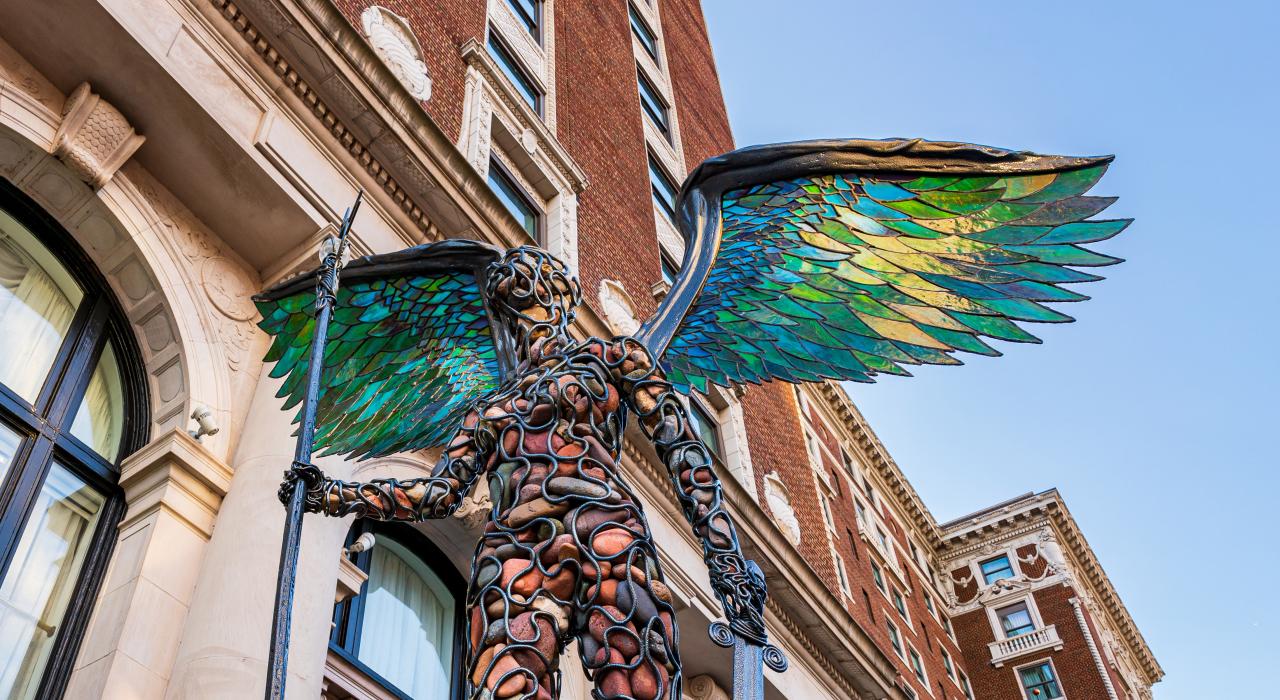 Ryan McCallister 创作的多媒体雕塑《信赖我》在一年一度的“艺术奖”节日上高高耸立