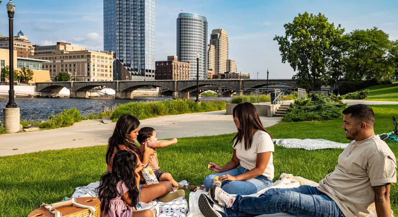 在 Ah-Nab-Awen 公园的草坪上享受家庭野餐