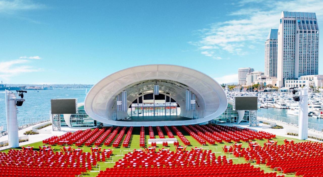 Jacobs Park 公园内的 Rady Shell 户外表演场地是海滨娱乐胜地 Jacobs Park 公园内的 Rady Shell 户外表演场地是海滨娱乐胜地