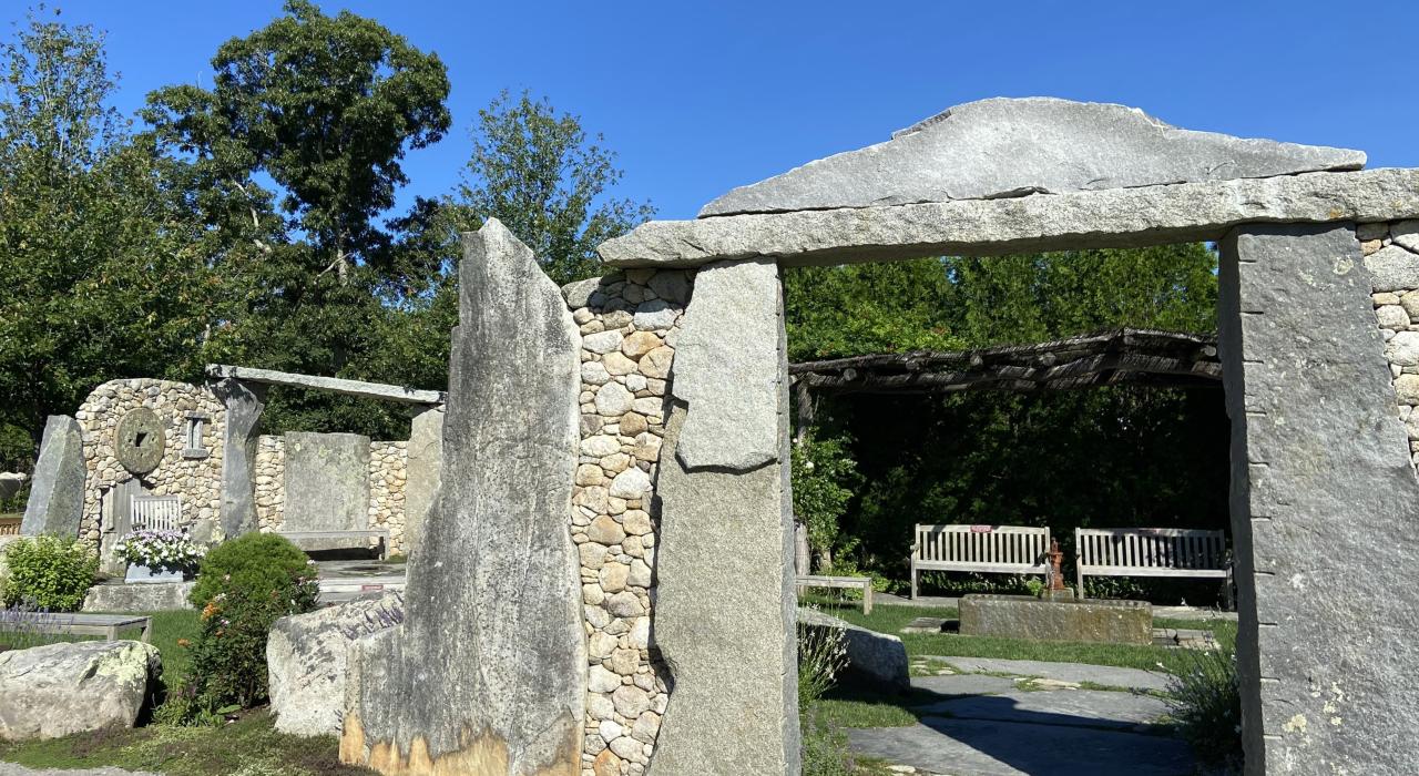 马撒葡萄园岛博物馆 Rose Styron Garden 中错综复杂的石雕作品